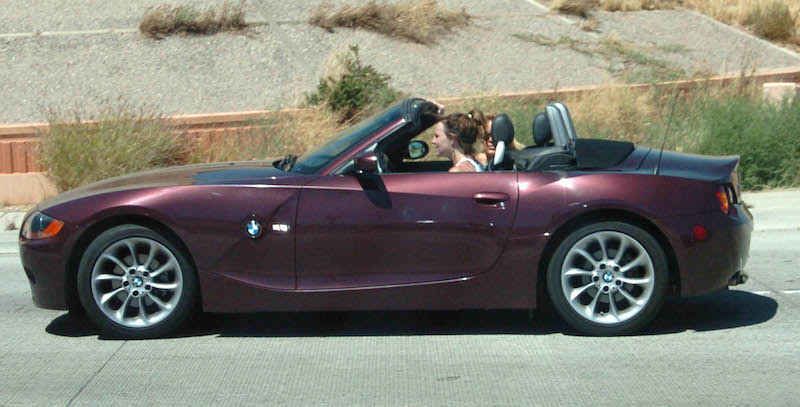 BMW「Z4」は渋い印象のワインレッド（2005年4月27日、Ph/AFLO）