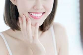 「歯ブラシだけ」は日本人だけ？歯科医がすすめる“世界基準のオーラルケア”は「複数のアイテム」…