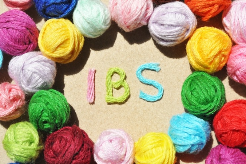 毛糸で作ったIBSの文字