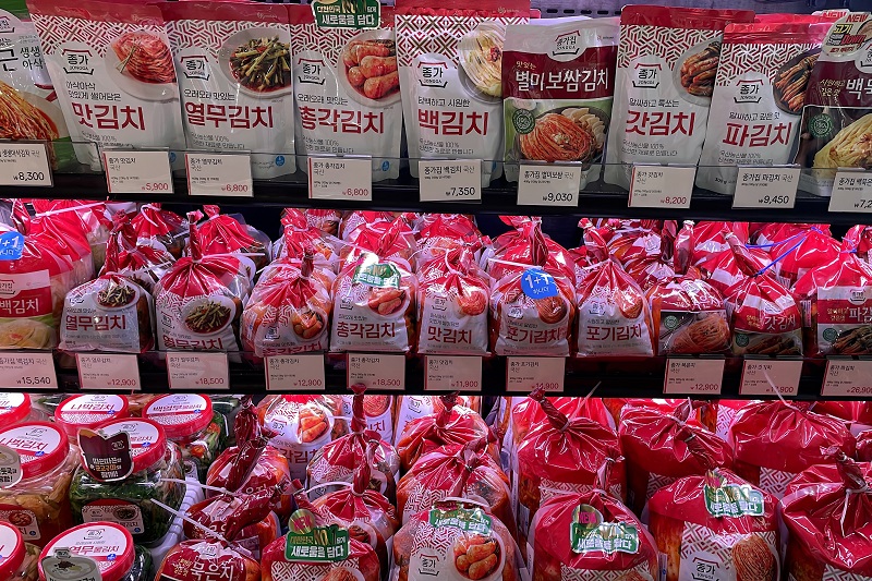 ソウルの一般的なスーパーのキムチ売り場。種類の多さには面食らう
