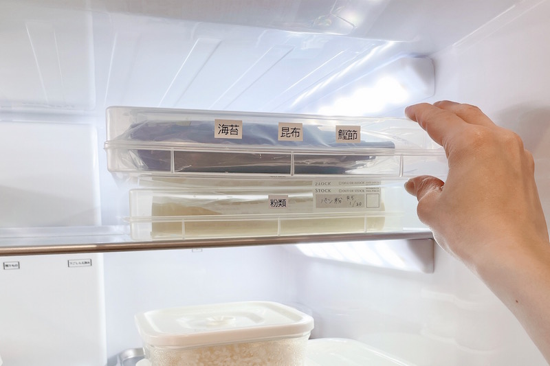 のりなどの乾物を半透明の書類ケースに入れて冷蔵庫の上段で保管している様子