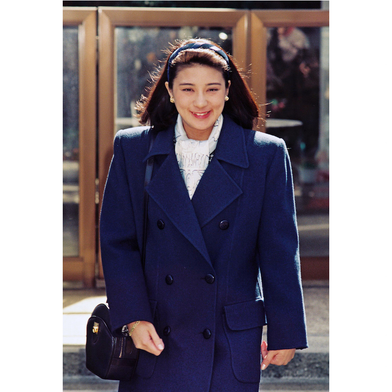 ブルーのピーコートに白地のスカーフが爽やか（1993年3月14日、Ph／KYODO NEWS）