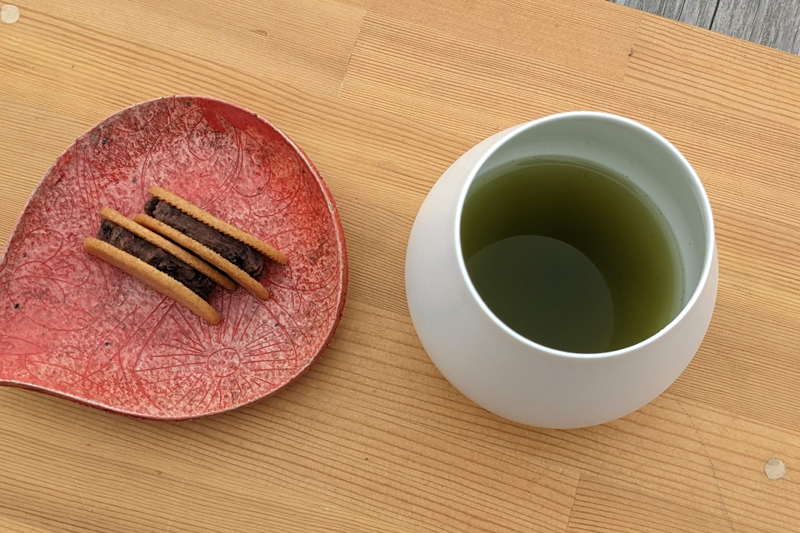 日本茶に合わせるのは、地元菓子店のお菓子で、このセレモニーのためだけに作られたものもあるとか