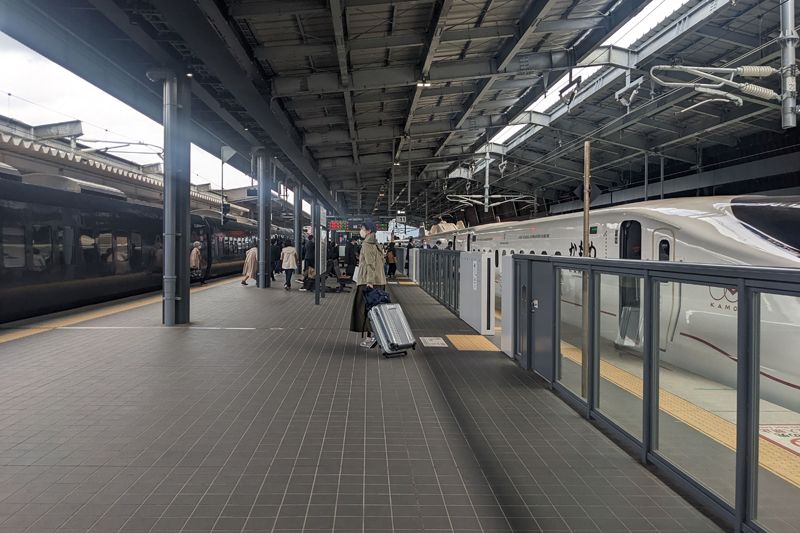 ※武雄温泉駅の乗り換え時間はなんと3分！同じホームに在来線特急「リレーかもめ」（左）と西九州新幹線「かもめ」（右）があり、対面へのりかえる、珍しい光景も