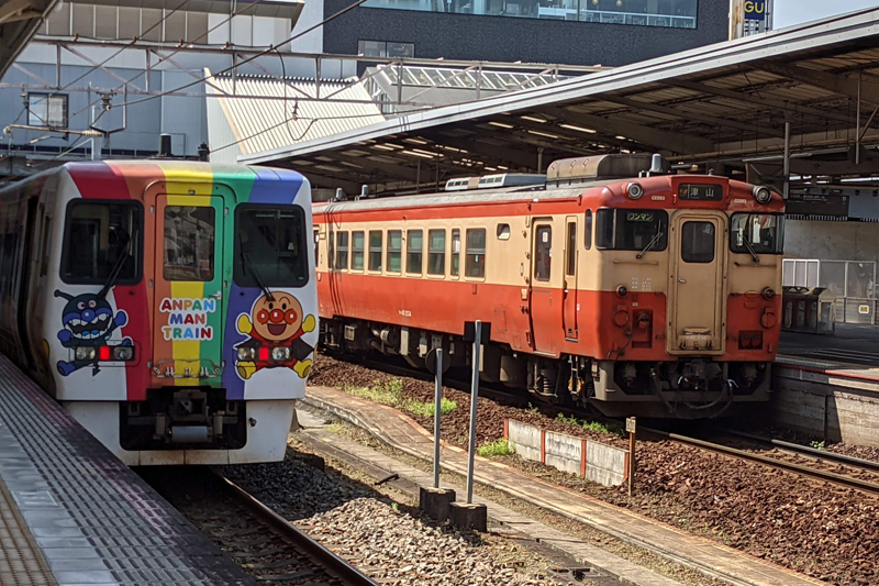 今回の目的地のひとつ岡山駅。新旧さまざまな列車がみられるのも楽しい