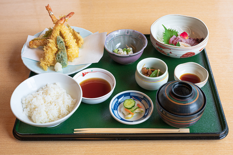 天ぷらと汁物小鉢ご飯などが並んだ定食