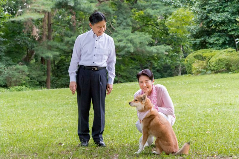 2018年6月、銀婚式に合わせて公開されたお写真に映る天皇皇后両陛下と愛犬