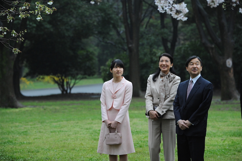 2016年4月、国営昭和記念公園（東京）でのお手植えのサトザクラのお花見をされる天皇皇后両陛下と愛子さま