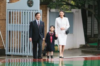 【入学式ファッション】皇后雅子さまは「白」と「ネイビー」を上品におまとめに、紀子さまは「白」をベースにコーディネート