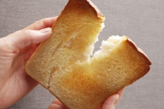 パンを冷凍すると味が落ちるのはなぜ？おいしく食べるための冷凍保存のコツと家電の使い方