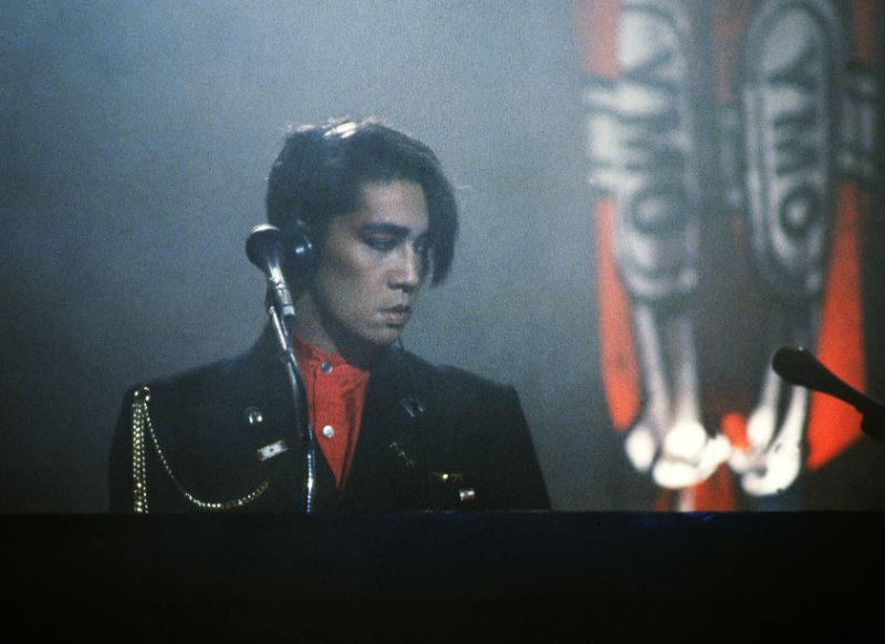 1983年12月22日、YMOの武道館公演で演奏する坂本龍一さん（Ph／ANP/時事通信フォト）