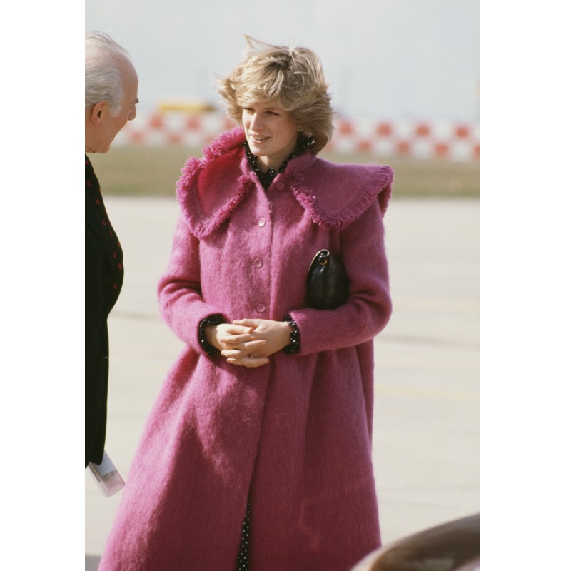 襟元の大きなケープが特徴的なマタニティーコート（1982年3月22日、Ph／GettyImages）
