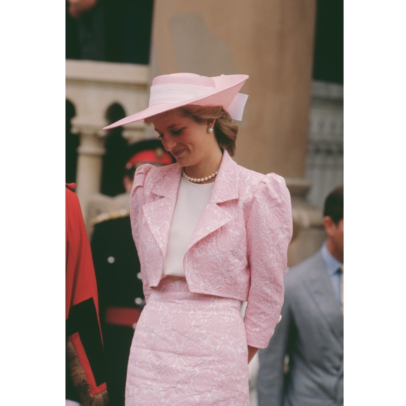 大きなリボンがついたピンクの帽子をかぶったダイアナ元妃（1989年6月1日、Ph／GettyImages）