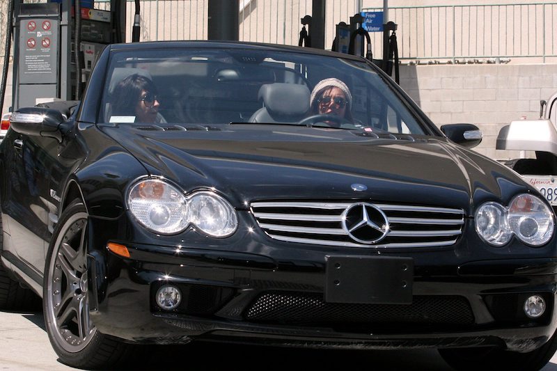 メルセデス・ベンツの「SL65」友人を助手席に乗せて走り去るリンジー(2006年8月29日、Ph/AFLO)