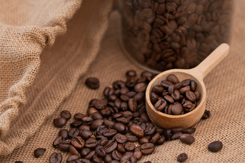 クロロゲン酸はコーヒー豆に含まれるカフェインより遥かに多く含まれる（PH／イメージマート）