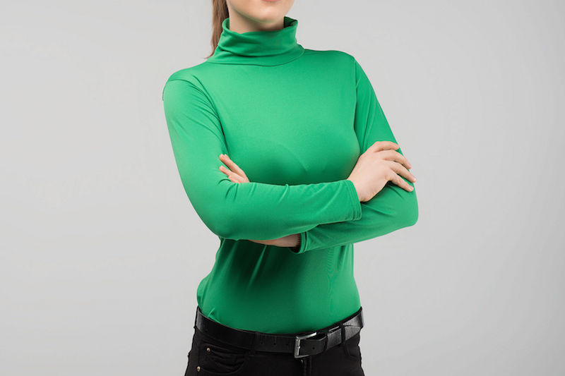 グリーンのトップスを着た女性の上半身