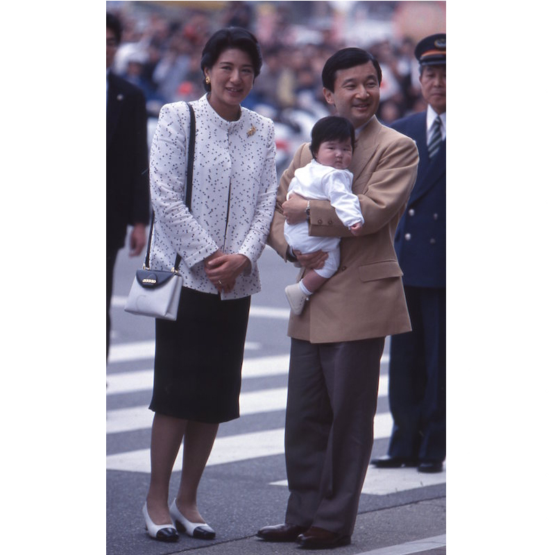2002年5月、生後5か月になったばかりの愛子さまを抱かれて、ご静養先へ向かう天皇陛下と雅子さま