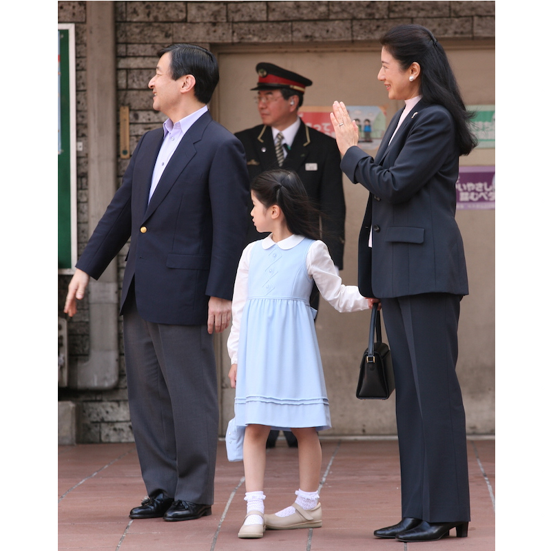 2008年5月、栃木県にある御料牧場へ向かう雅子さまと愛子さまと天皇陛下