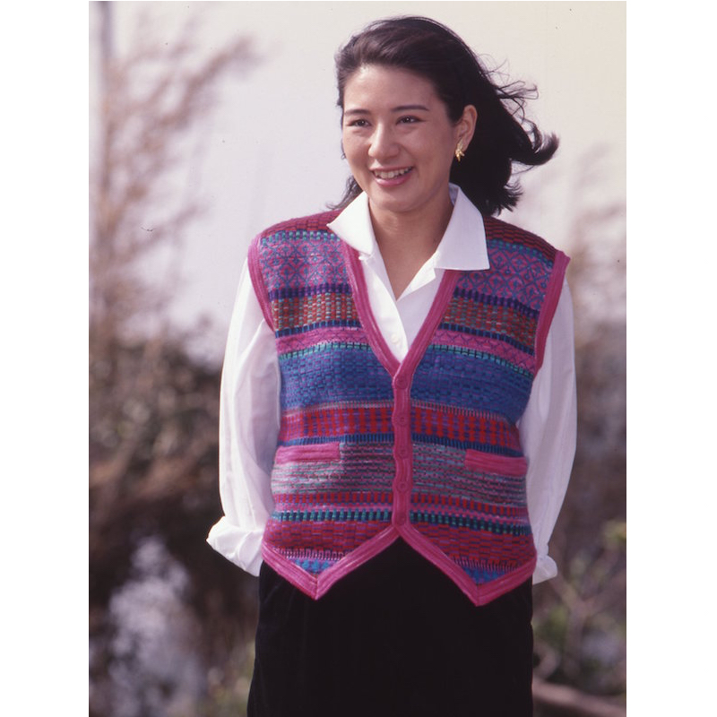 裾のデザインが特徴的なベスト（1998年3月30日、Ph／JMPA）