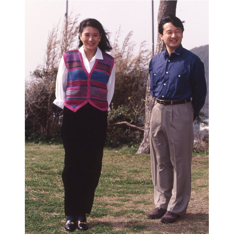 1998年3月、葉山御用邸の近くを散策される天皇陛下（当時は皇太子）と雅子さま