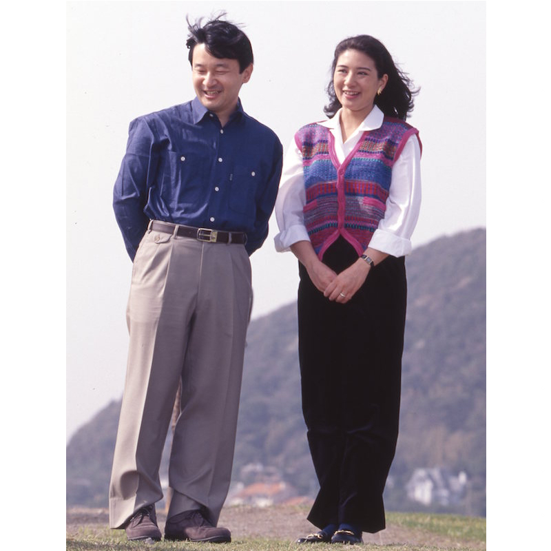 1998年3月、葉山御用邸の近くを散策される天皇陛下（当時は皇太子）と雅子さま