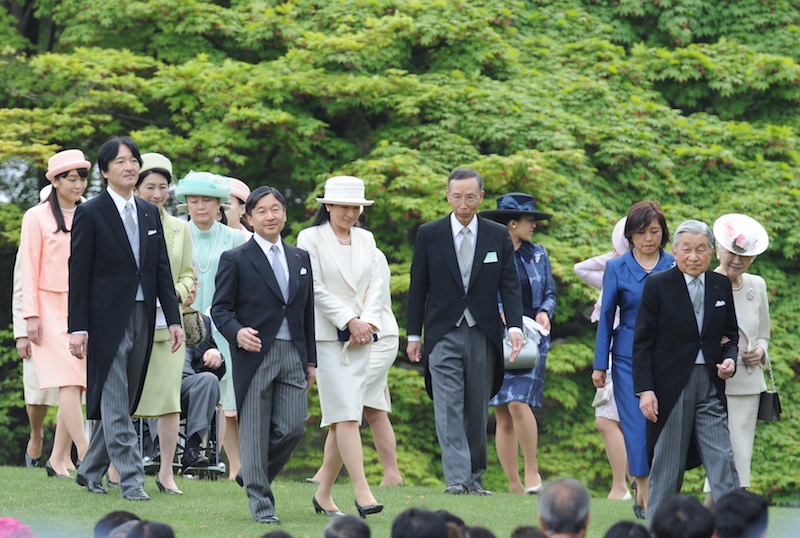 2016年4月に東京・赤坂御苑で開かれた春の園遊会にご出席の皇室の方々