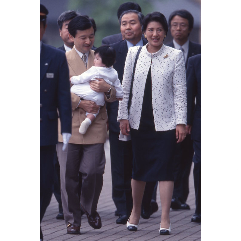 2002年5月、生後5か月になったばかりの愛子さまを抱かれて、ご静養先へ向かう天皇陛下と雅子さま