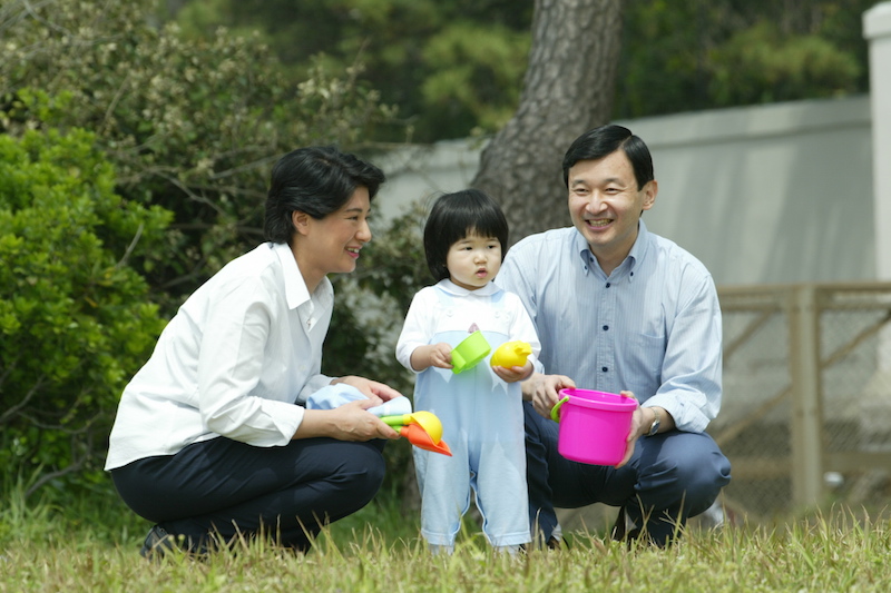 2003年4月、葉山御用邸近くの海岸に向かうため、お砂場遊びセットを手に持ち、愛子さまと手をつなぎ歩かれる天皇陛下（当時は皇太子）と雅子さま
