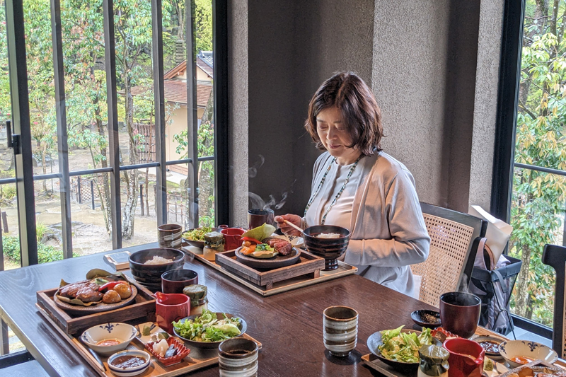 「ふふ奈良」のダイニング「日本料理 滴翠」は、和漢や大和野菜など体にいい和食を提供し、ランチは宿泊者以外も利用OKです。