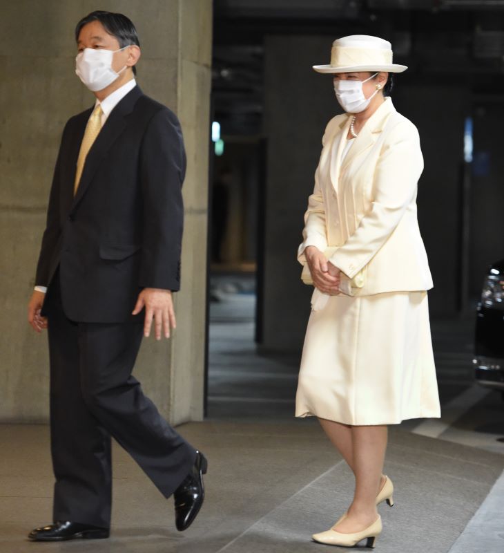 到着時はマスクをされていた天皇皇后両陛下（Ph／代表取材）