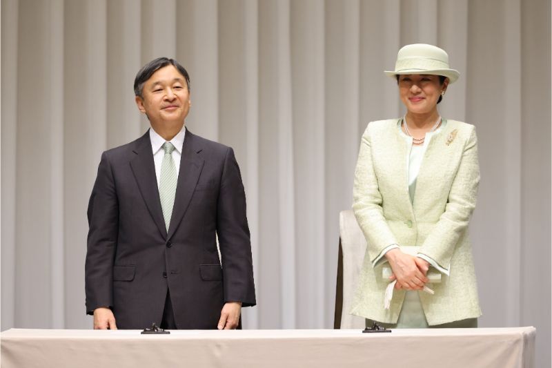 グリーンのリンクコーデを見せられる天皇皇后両陛下（2023年4月28日、Ph／JMPA）