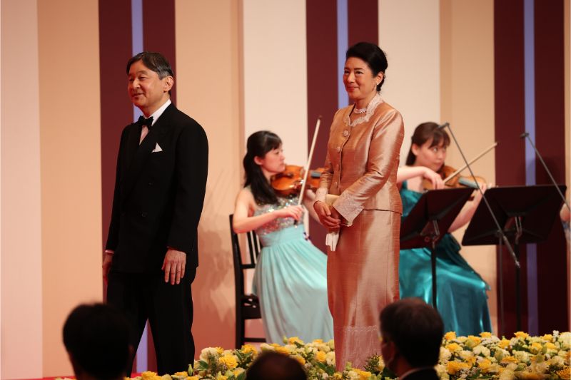 演奏の中、登壇される天皇皇后両陛下（2023年4月13日、Ph／JMPA）