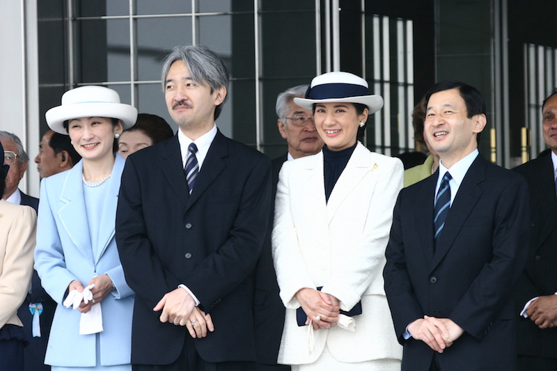 2005年5月、ノルウェーへ向かう天皇皇后両陛下（当時）を、空港でお見送りする天皇陛下と雅子さまと秋篠宮ご夫妻