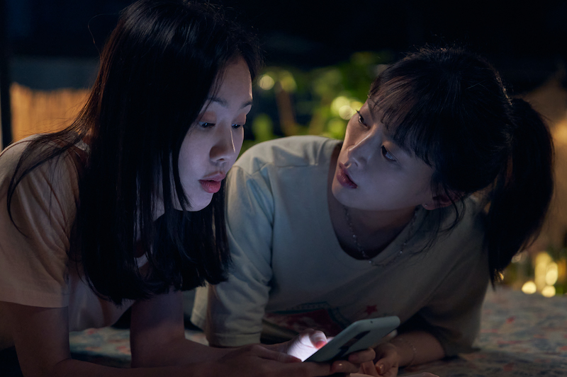ミナを心配する友人チョン・ウンジュ（キム・イェウォン）（左）も、ジュニョンの策略にハマってしまう／Netflix映画「スマホを落としただけなのに」独占配信中