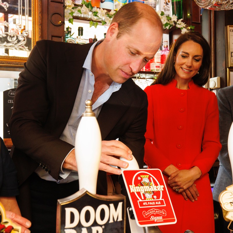 パブではウィリアム皇太子が戴冠式を記念して醸造された「キングメーカー」というビールをグラスについだ（2023年5月4日、Ph／GettyImages）