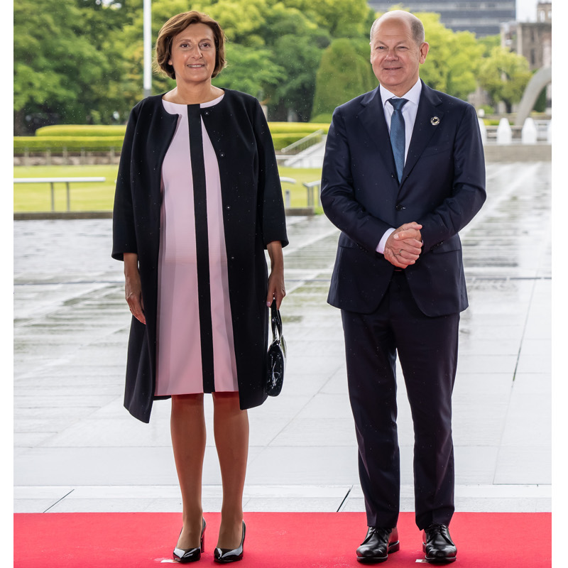 ドイツ首相夫人が着ていたのはおしゃれなバイカラーのワンピース（2023年5月19日、Ph／GettyImages）