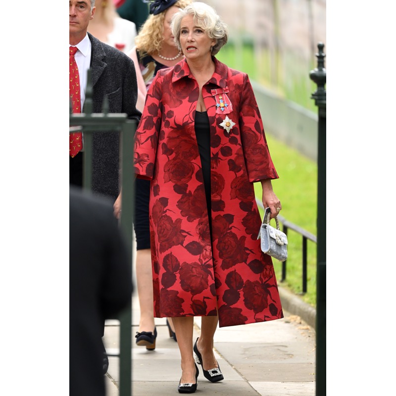 バラが描かれたコートで戴冠式に出席したエマ・トンプソン（2023年5月6日、Ph／GettyImages）