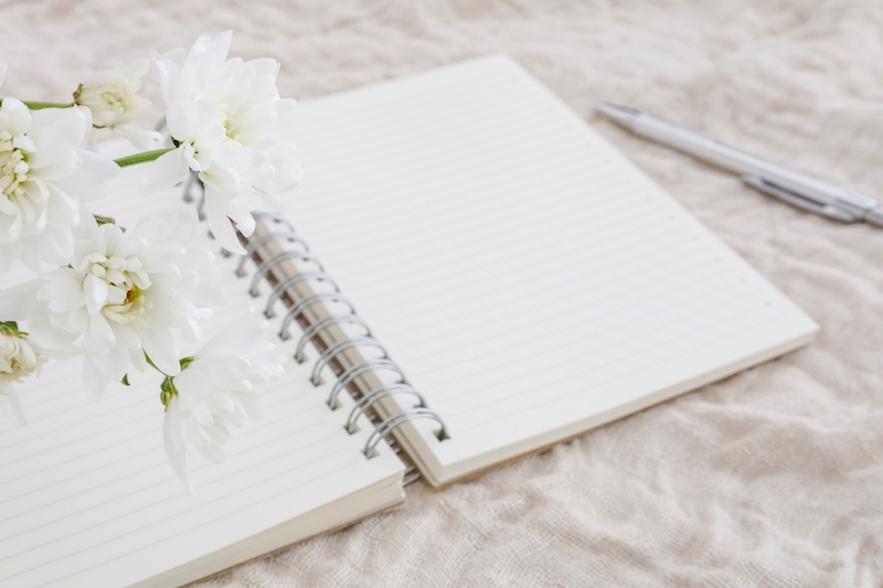 白い花とノート、ペン