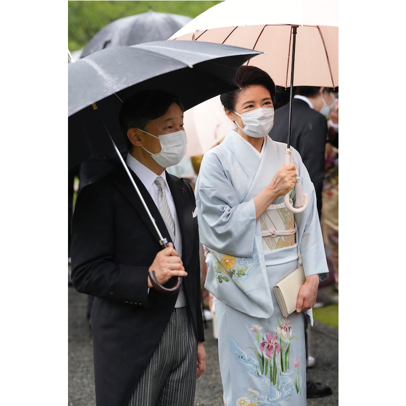 雨の中、和やかに歓談される天皇陛下と雅子さま（2023年5月11日、Ph／JMPA）