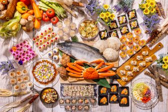 カニなど北海道の食材がふんだんに！和洋中の前菜ビュッフェ＆選べるメインを堪能