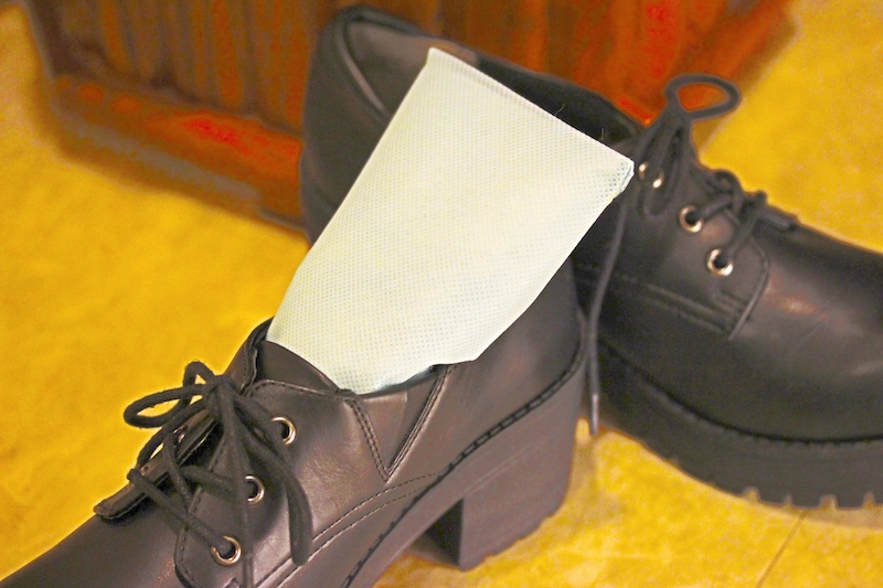 梅雨時期は靴にこもった湿気にも注意。コンパクト型の除湿剤を靴の中に（Ph／photoAC）