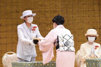 皇后雅子さま、カシュクールジャケットが主役のオールホワイトコーデでご公務
