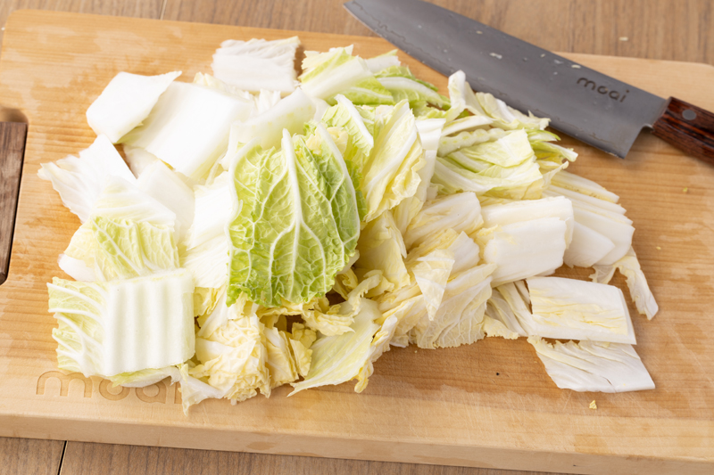 白菜は一口大にそぎ切りにする。