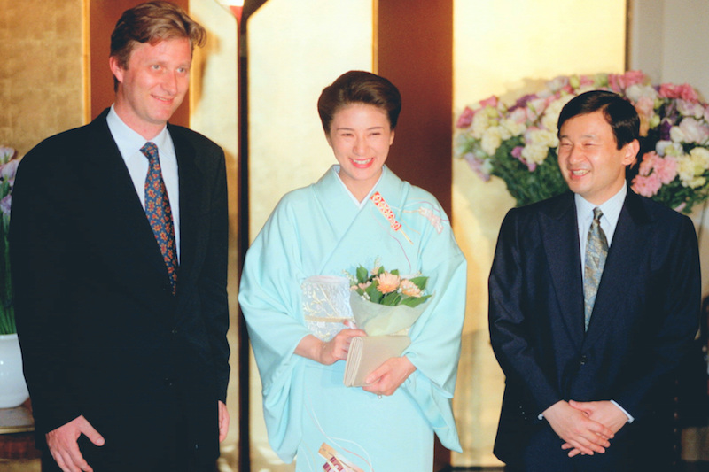 ベルギー大使館で開かれたレセプションでご歓談される天皇陛下（当時は皇太子）と雅子さま（1999年6月4日、Ph／KYODO NEWS）