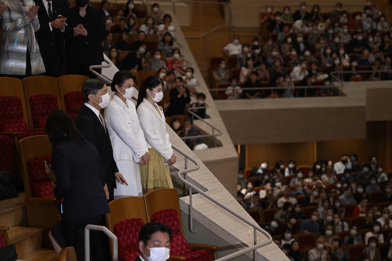 2023年5月4日、東京都内のコンサート会場をご訪問の天皇皇后両陛下と長女の愛子さま