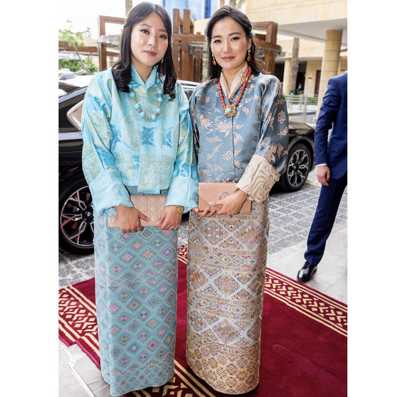 ブータンの王妃と王女はブルーの民族衣装姿で参列（2023年6月1日、Ph/GettyImages）