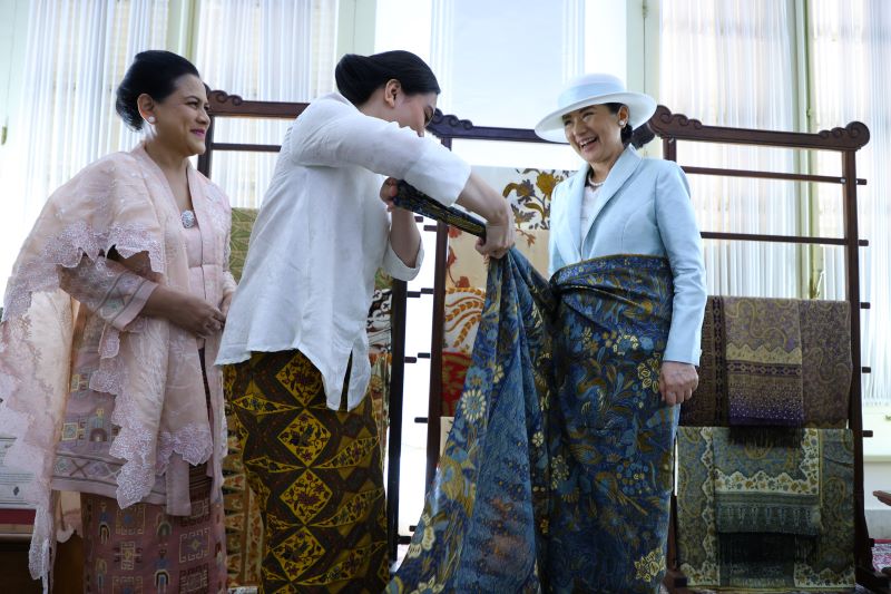 インドネシアの伝統衣装を着せてもらっている雅子さま（2023年6月19日、Ph／代表取材）