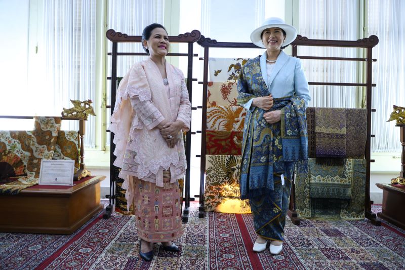 インドネシアの伝統的な布地「バティック」を試着される（2023年6月19日、代表取材）