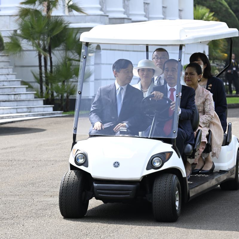 ジョコ大統領自らが運転して両陛下をご案内（2023年6月19日、Ph／代表取材）