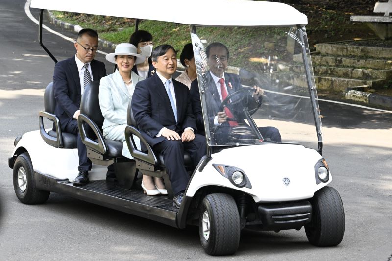 ジョコ大統領自らが運転して両陛下を案内する（2023年6月19日、Ph／代表取材）